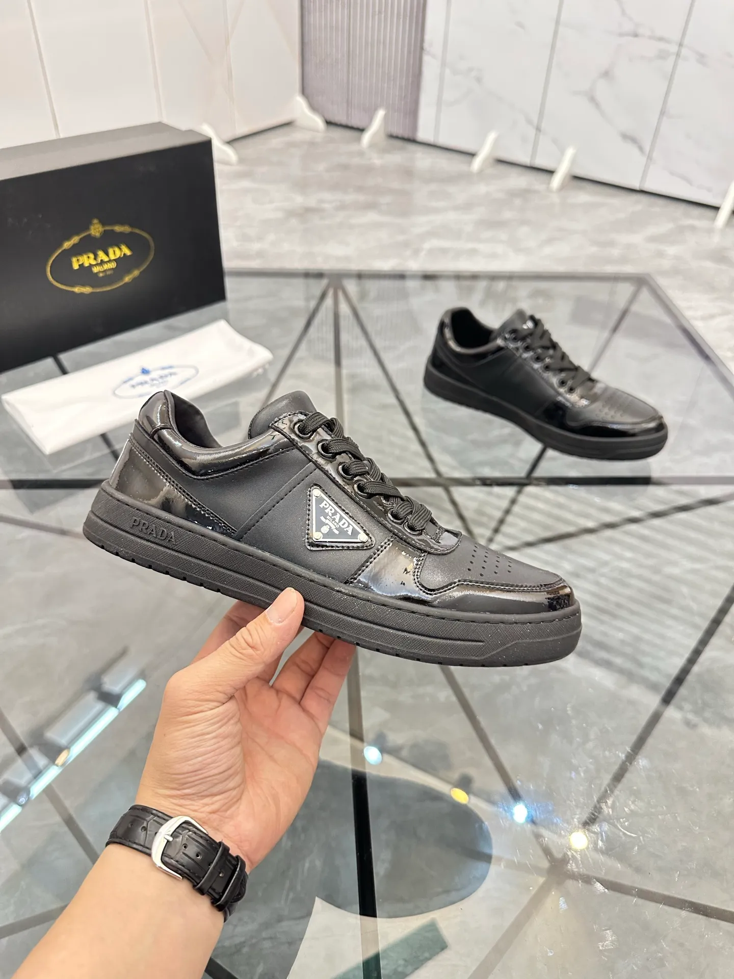Men's shoes: 💰P400¥ Product trademark: Prada *"Prada*" low-top casual shoes Regular size: 38-44 (can be customized to 45) Product materials: imported cowhide upper, sheepskin lining, original outsole. Number: 020